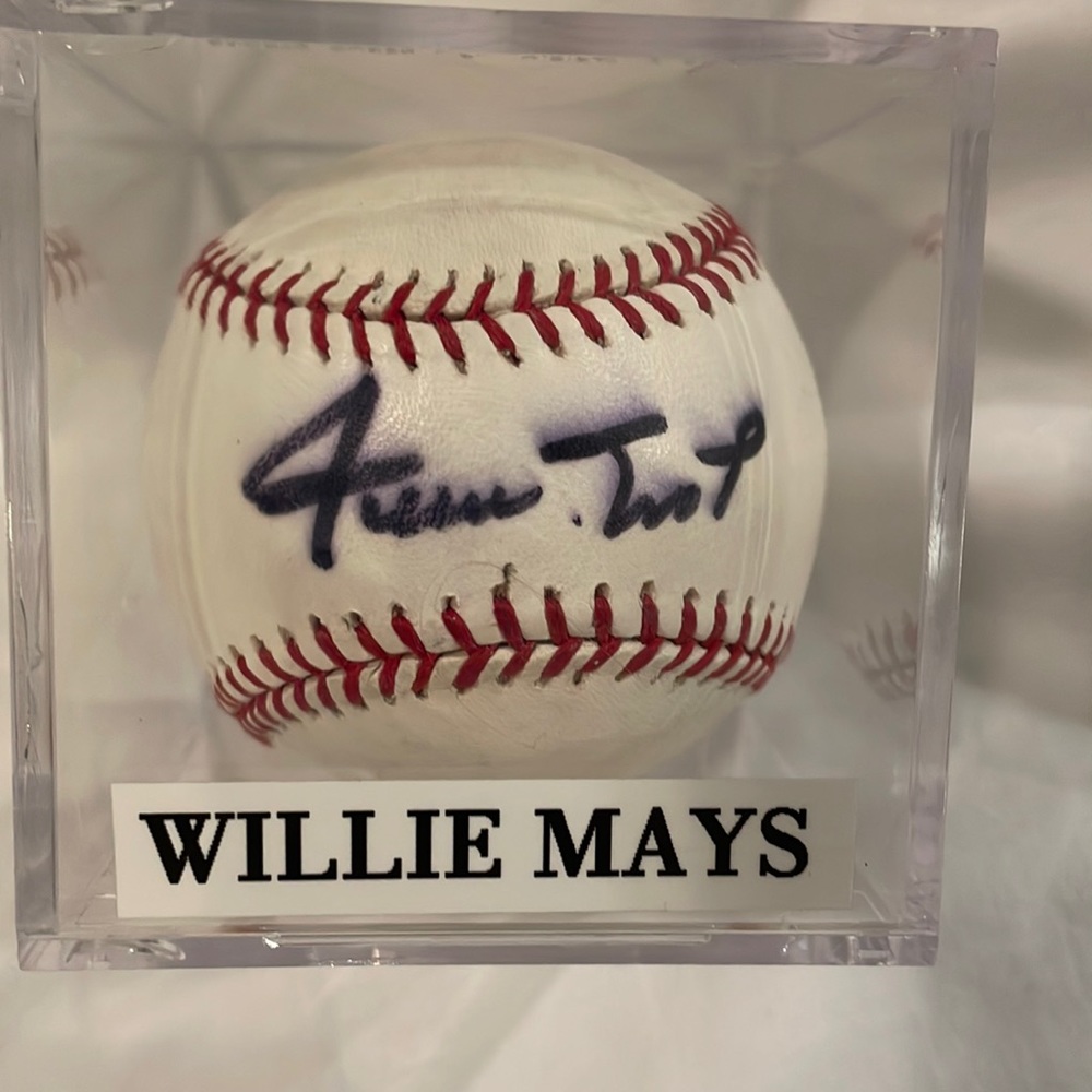 Authenticated, Willie Mays Professionally signed Baseball ⚾️